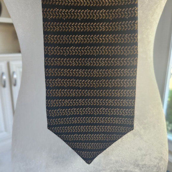 DKNY 100% Silk Black and Gold Patterned Tie - Picture 7 of 8